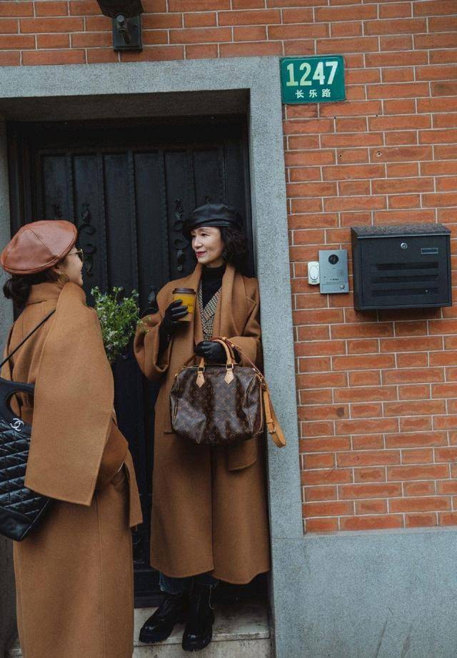 魅力|三木母女又“放大招”，穿同款大衣优雅高级，母女装穿成闺蜜装