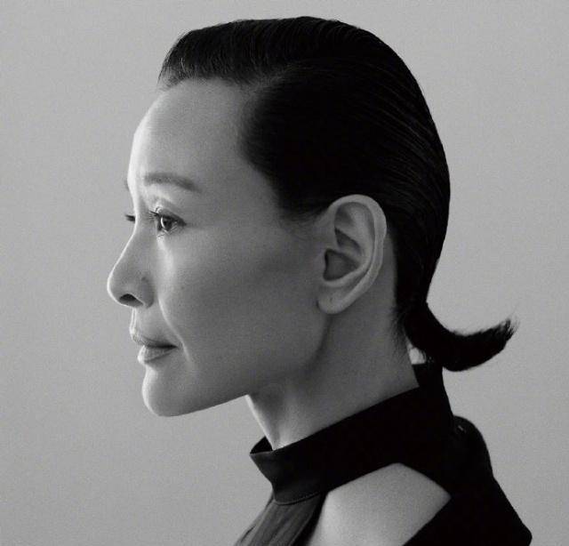 设计|陈冲59岁高调剪大背头,简约穿搭秀出时尚大片,满屏高级感!