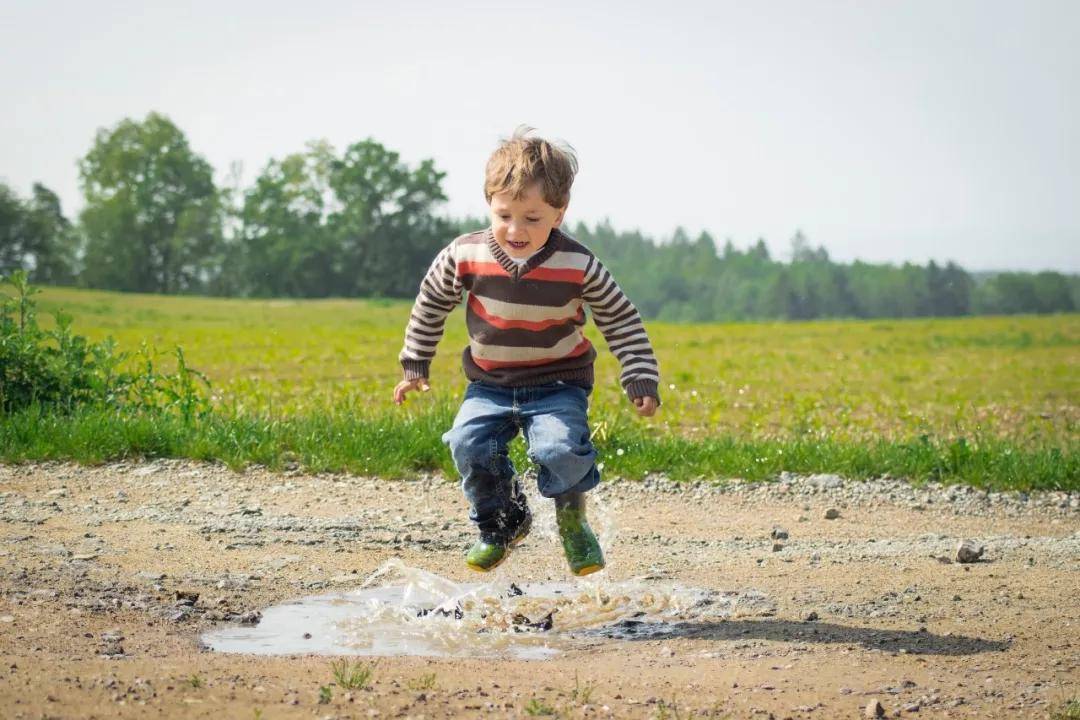 情绪|孩子胆小、粘人、爱哭？90%的父母第一句话就说错了