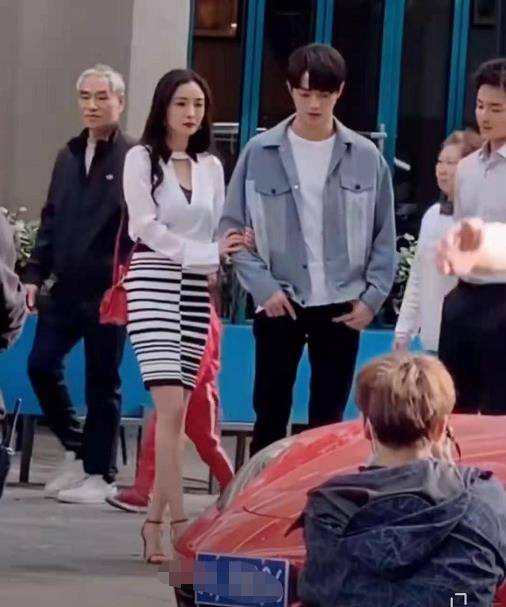 二八定律|杨幂拍戏太累？生图路透法令纹抢眼显老十岁，穿60块回力鞋撑国货