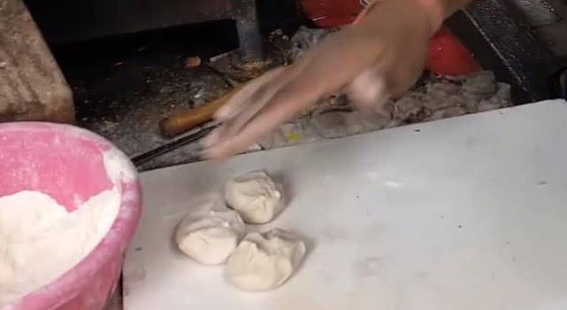 什么|你吃过印度的鸡蛋灌饼吗?小贩做法十分熟练,看着肚子就饿