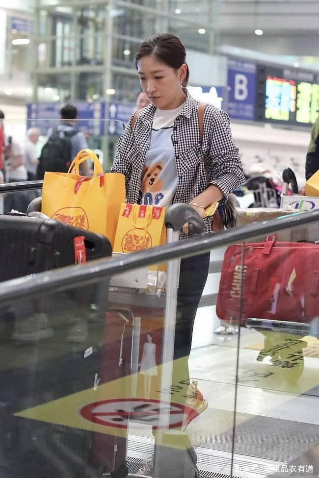 扣子|乒乓球女神刘诗雯挺会穿，场上挺霸气，场下穿格纹衬衫满满少女心