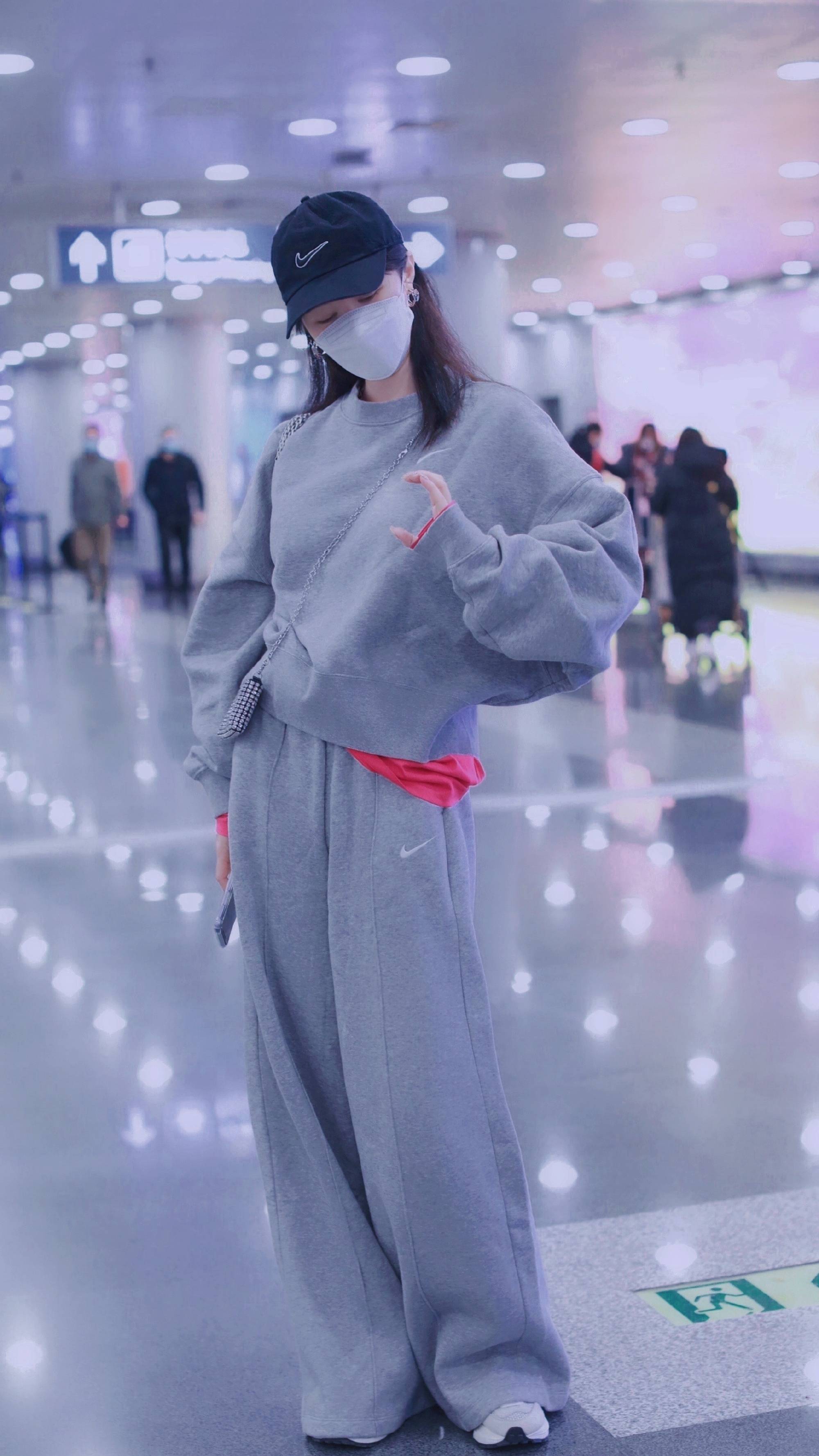 黑色|33岁李菲儿化身日系少女，穿樱花泡泡裙复古甜美，气质真好