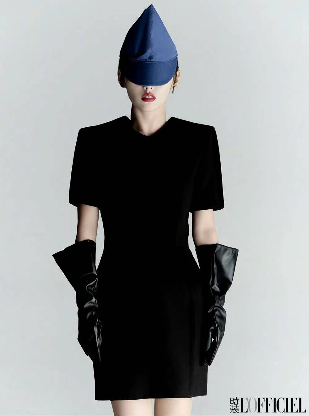 带着|33岁张嘉倪端庄大方，黑白配造型拍神秘大片，教科书搭配值得学！