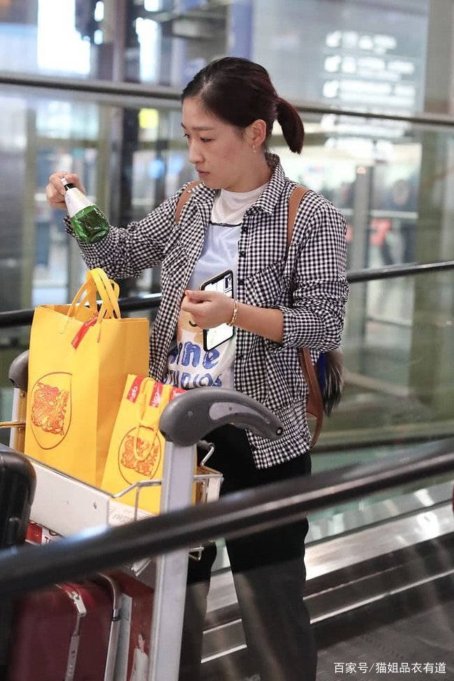 扣子|乒乓球女神刘诗雯挺会穿，场上挺霸气，场下穿格纹衬衫满满少女心