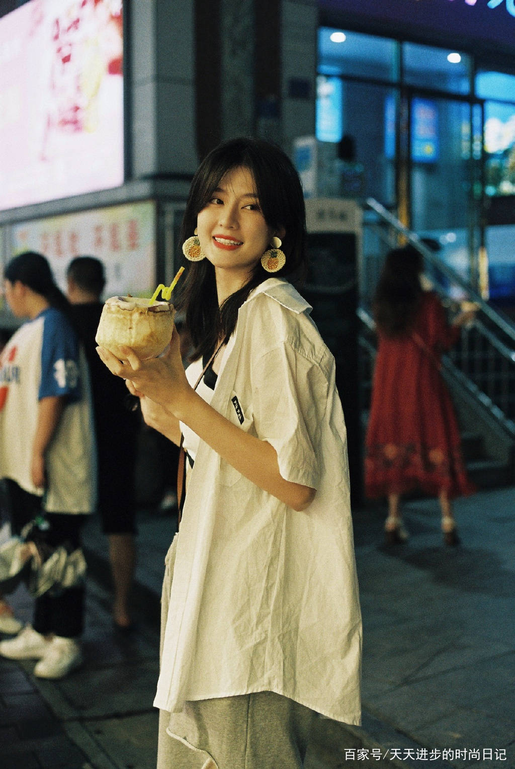 真会|乔欣真会穿，蓝色短袖条纹衬衫配牛仔中裤清爽帅气，很有气质