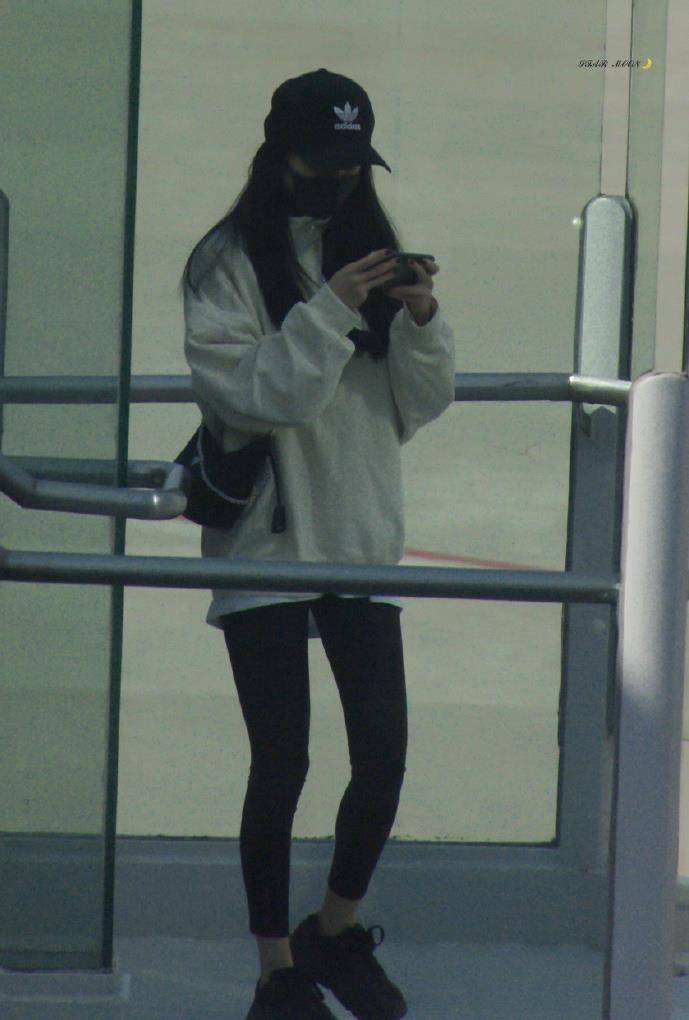 黑色|杨幂真是能抗冻，穿九分裤走机场还不忘打游戏，网瘾少女名不虚传