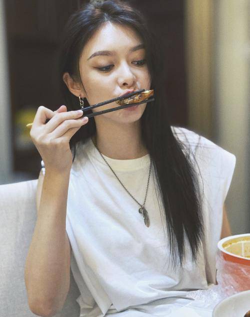 演艺事业|傅菁生日切蛋糕照曝光，白色运动装露小蛮腰，真的太瘦了