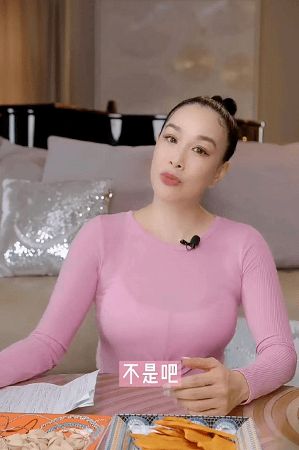 粉色|钟丽缇年纪越大越自信,穿粉色紧身衣配瑜伽裤,藏不住发福的身材