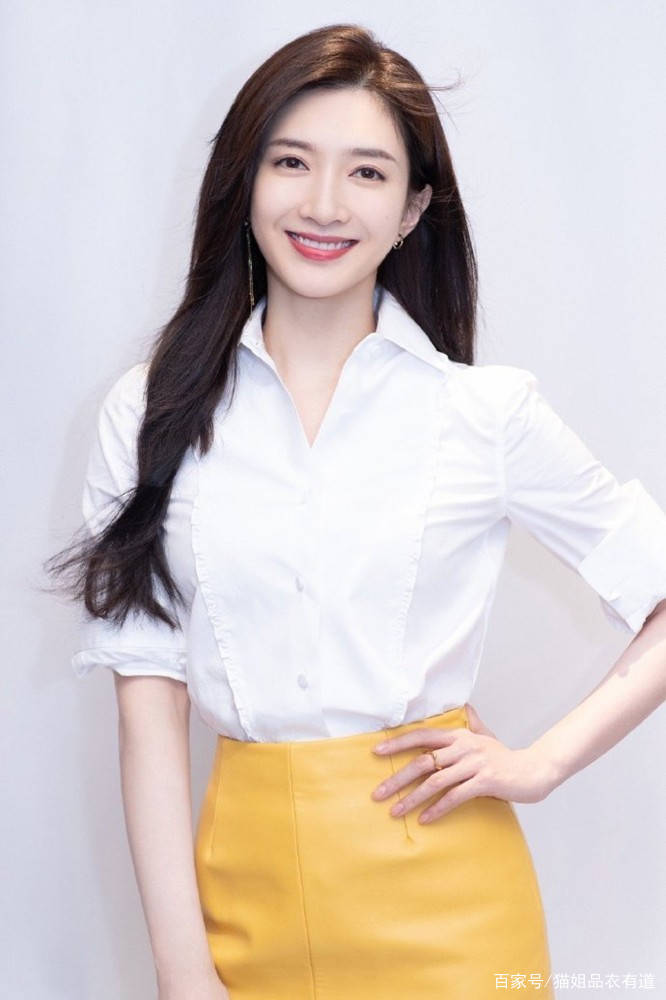 视觉|1米68的江疏影体重还不过百，穿白衬衫下摆“塞裙腰”，优雅耐看