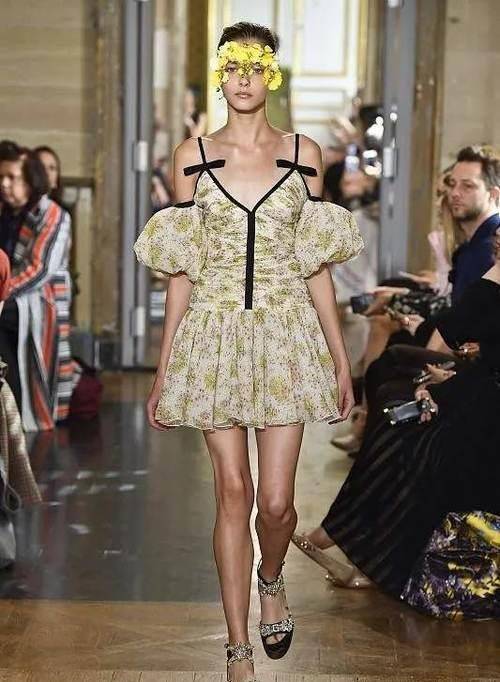 黑色|仙女纯欲穿搭公式，不穿小裙子夏天就要过了！吊带裙怎么穿才好看？