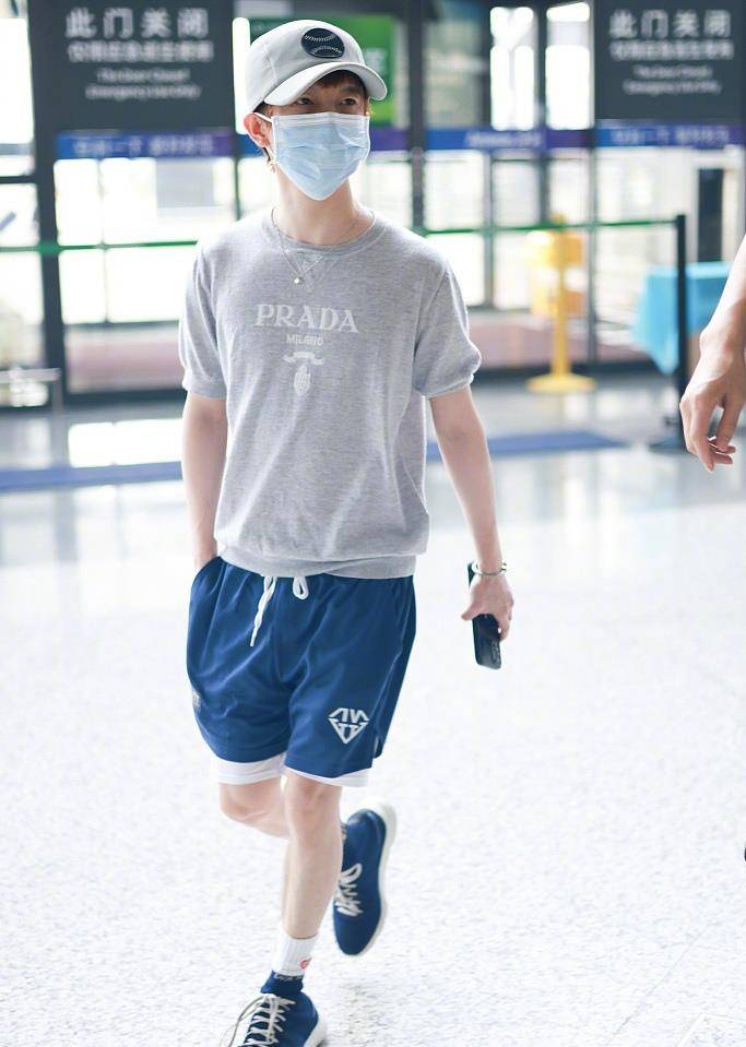 郭敬明|郭敬明罕见现身，全程手揣兜装酷，网友：绝对没有一米五！