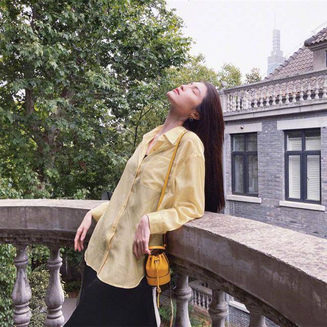 颜色|何穗也太会穿了，大号衬衫套吊带裙，既清爽防晒，又显白有气质。