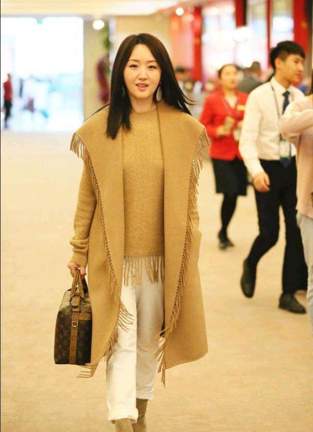 流苏|杨钰莹真会挑衣服，驼色流苏大衣优雅稳重，内搭流苏毛衣优雅高级