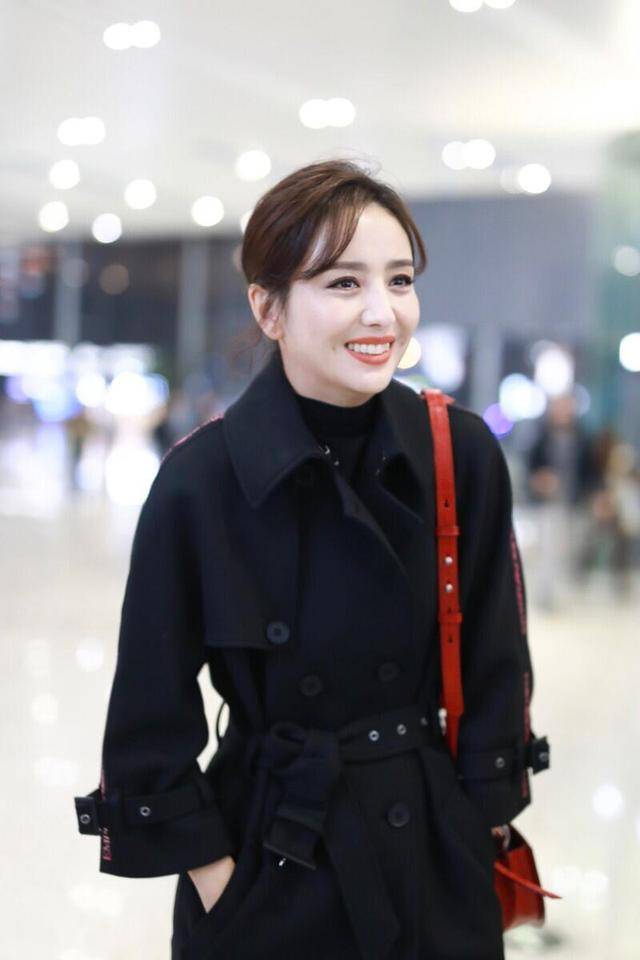 亮点|佟丽娅美出新高度，穿一件黑色大衣走机场帅气又时髦，美腻了
