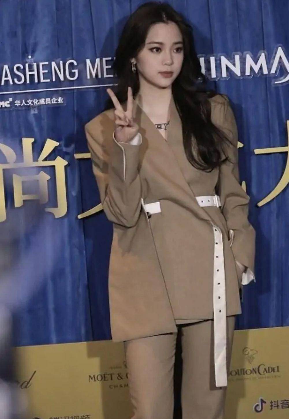 显得|欧阳娜娜越来越有女人味,轻松驾驭轻熟风,烟熏妆打扮不俗气