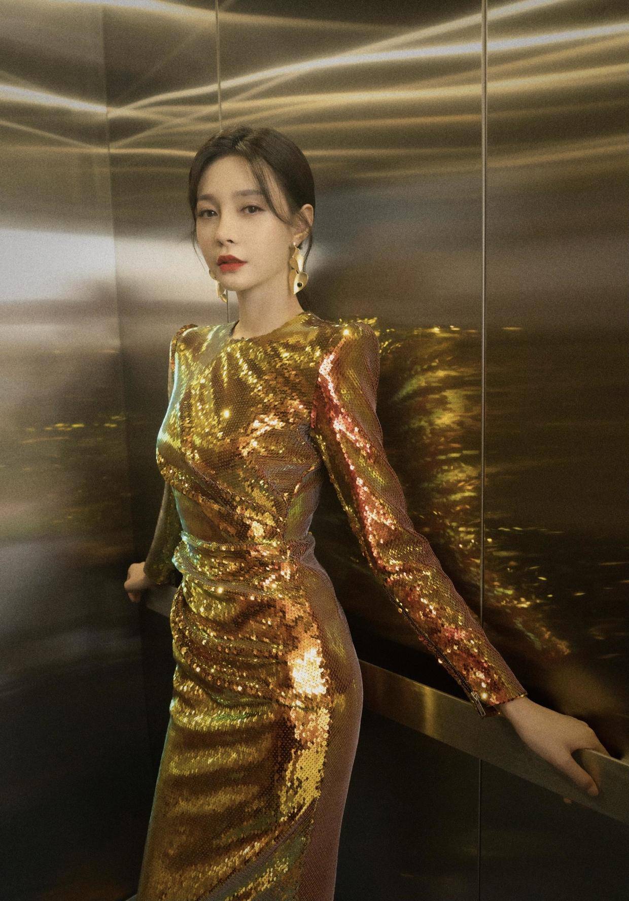 灯芯绒|32岁的沈梦辰真会穿,黑色西服搭配灯芯绒直筒裤,少女感扑面而来