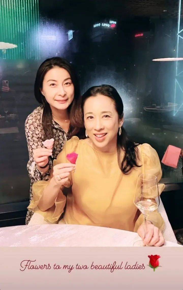 霍启刚为朱玲玲庆生,郭晶晶搂着婆婆亲密合影,婆媳两人都很节俭