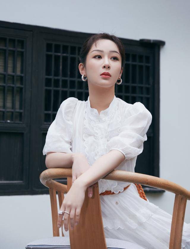 颜色|杨紫越来越时髦了,身穿白色连衣裙优雅高贵,清新减龄太淑女