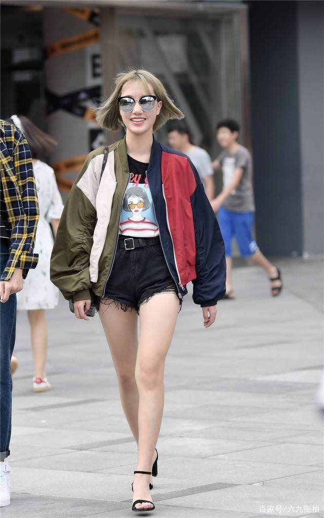 小个子|街拍：青涩小姐姐牛仔短裤配拼接色的夹克，穿出小个子女生的时尚