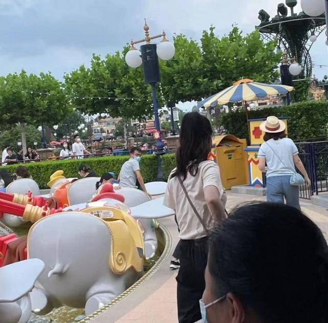 女儿|张萌携女儿出游被偶遇！3岁女儿罕见曝光，黝黑肤色太像爸爸