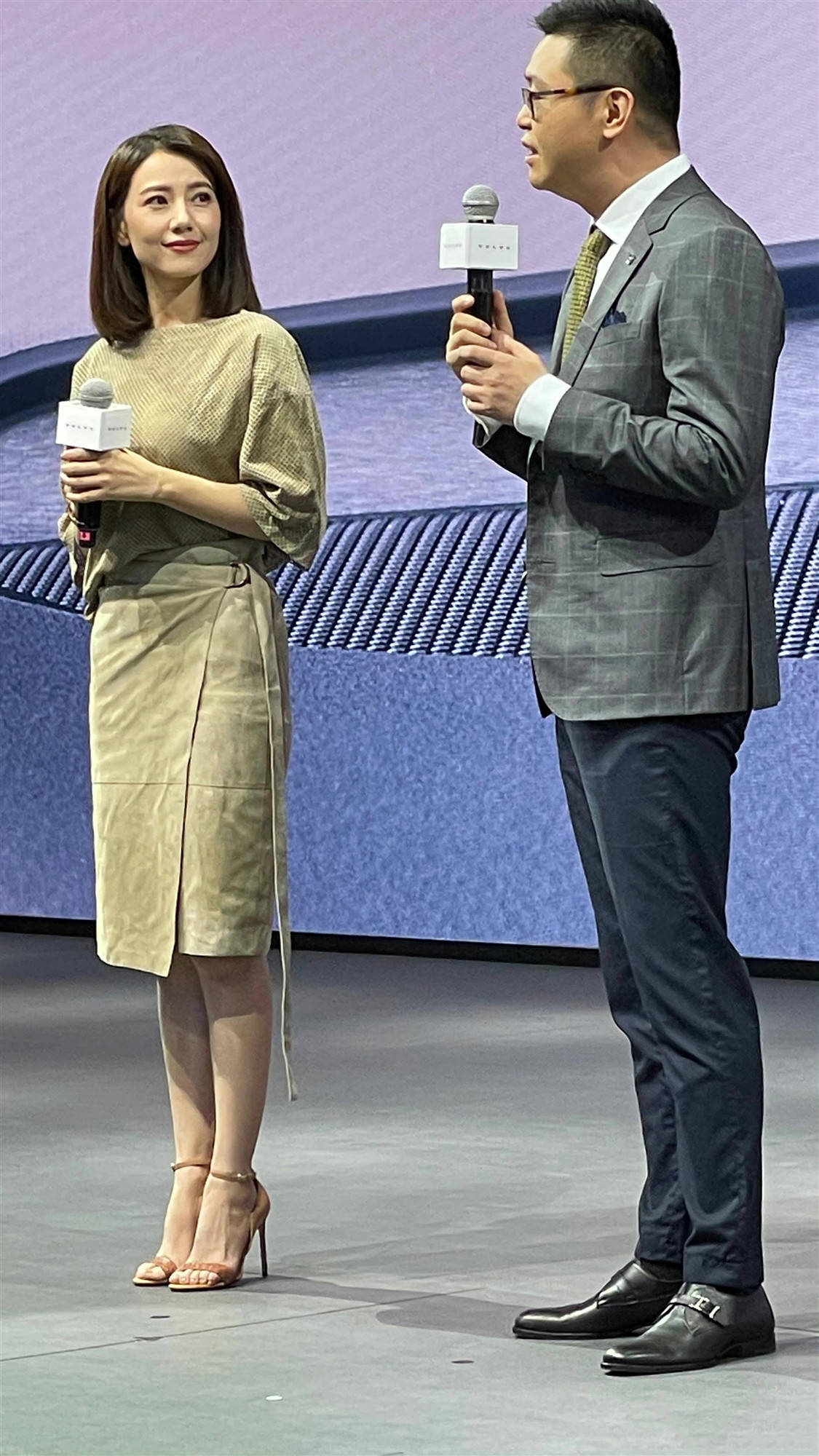 显得|高圆圆担得起“女神”名号,路人镜头下都好美,穿深色裙子也不老