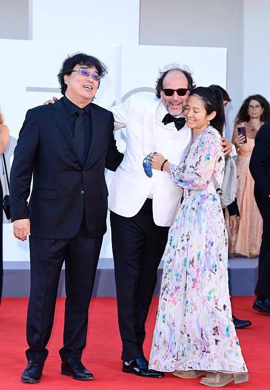 身材|宋丹丹夫妇罕见同框，手牵手街头腻歪变小女人，继女太像三婚老公