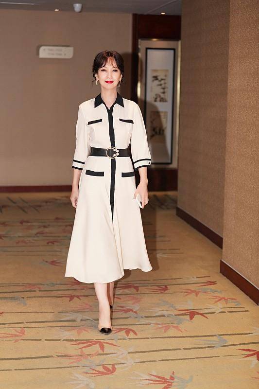 优待|“冻龄美女”赵雅芝真是被时光优待，身穿蓝色长裙，优雅又端庄