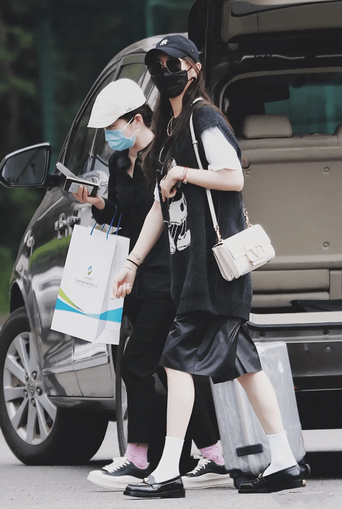 身材|唐嫣罕见走机场，穿卡通毛衣配皮裤小腿成身材短板，皮肤似大白墙