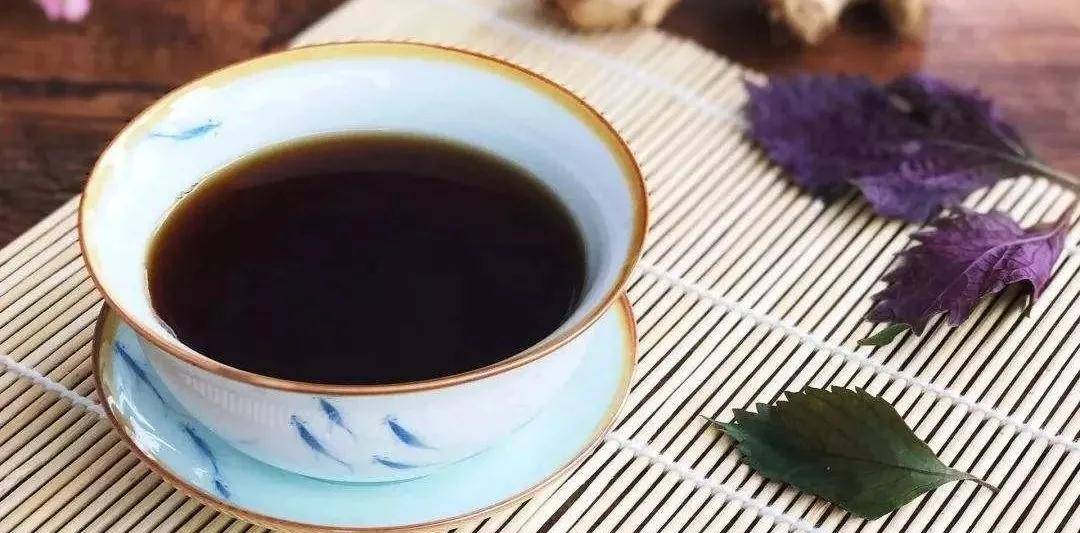 杏仁紫苏茶【做法】杏仁去皮(打粉也可以),放入水里煮5—10分钟,再