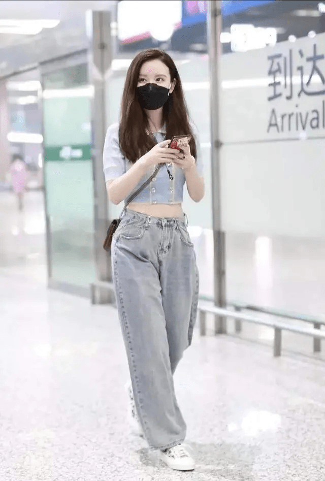 女儿|张萌携女儿出游被偶遇！3岁女儿罕见曝光，黝黑肤色太像爸爸