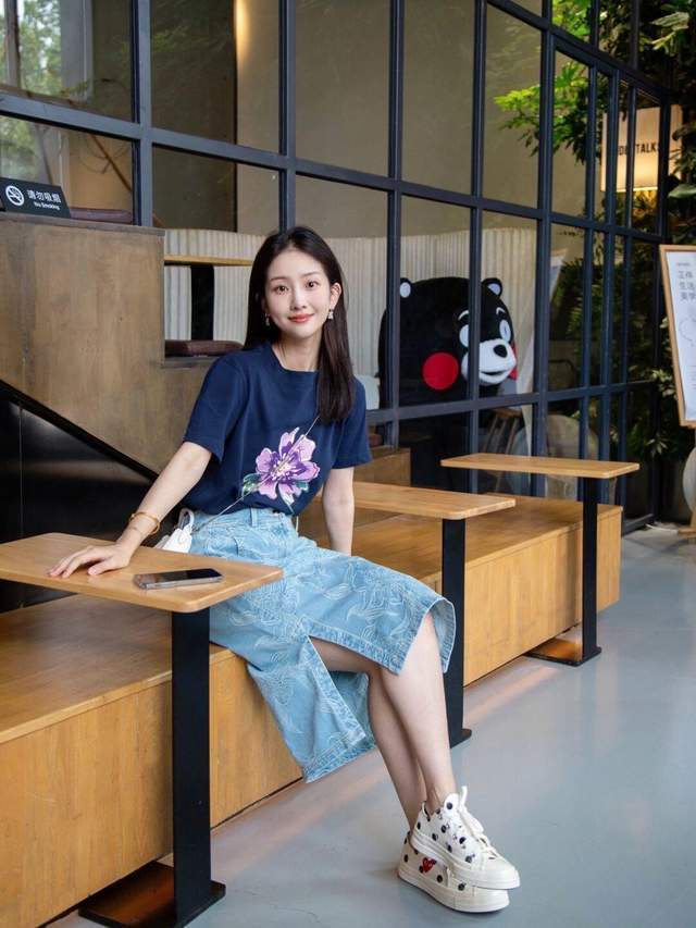 配饰|想变成“商圈精英”的女神，试一试西服搭配波点连衣裙，高贵大气