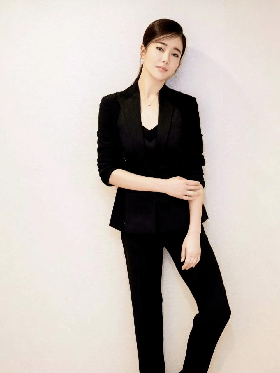 身材|左小青这气质女星里罕见,藏蓝色衬衫配蓬蓬裙优雅大气,美得高级