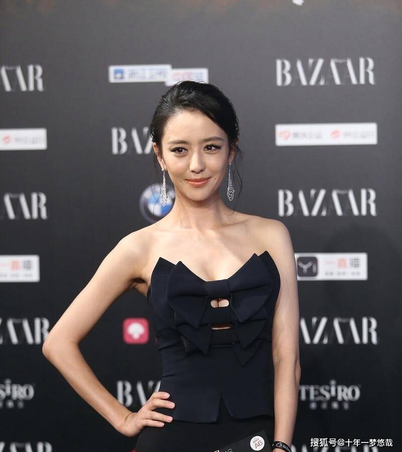 对比|佟丽娅美的优雅自然,穿“露眼”上衣显身材精致,腰胯对比挺明显