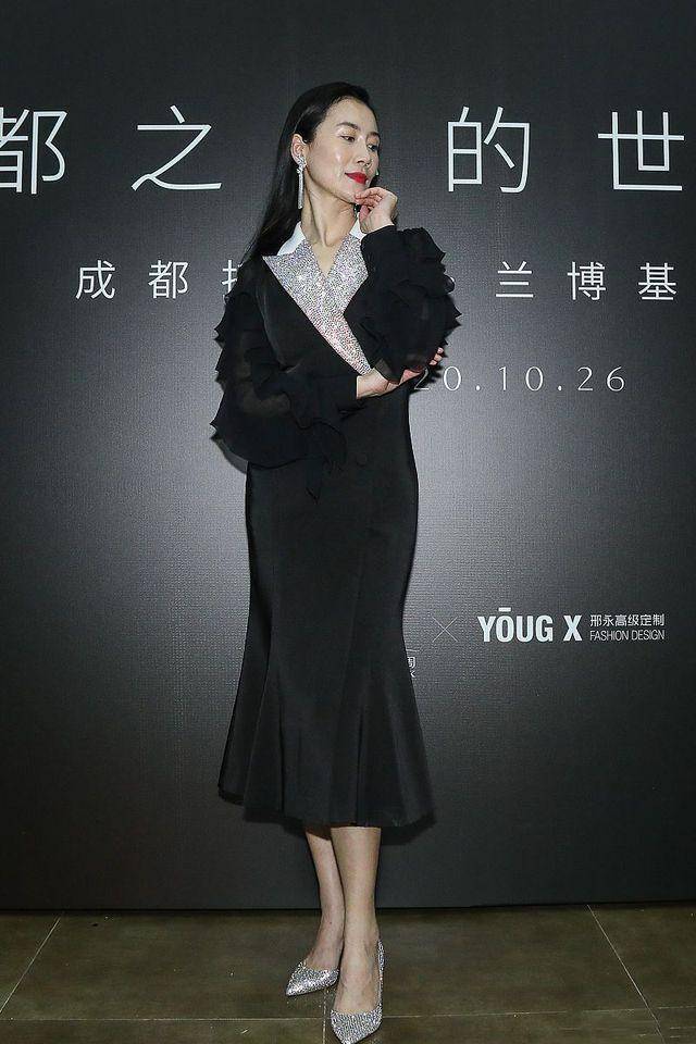 黑色|温峥嵘美出新高度，穿一袭黑色西服连衣裙出席活动，高贵优雅大方