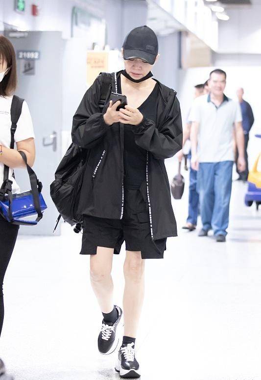 身材|宋丹丹夫妇罕见同框，手牵手街头腻歪变小女人，继女太像三婚老公