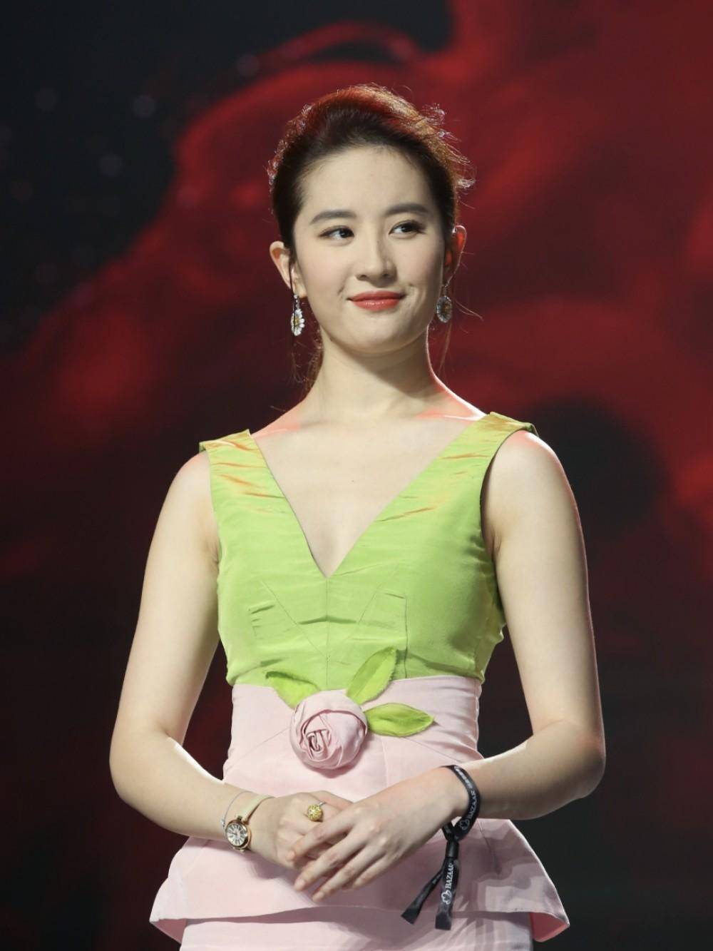 饱和度|刘亦菲不愧是盛世美颜,红绿拼色礼服温婉高级,就她能穿出这效果