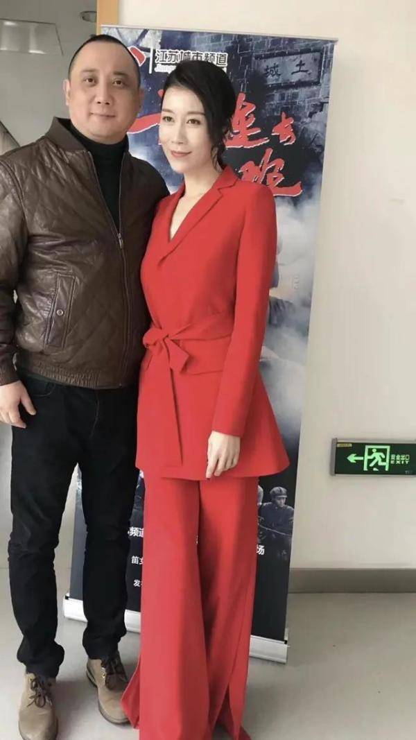 黑色|温峥嵘美出新高度，穿一袭黑色西服连衣裙出席活动，高贵优雅大方