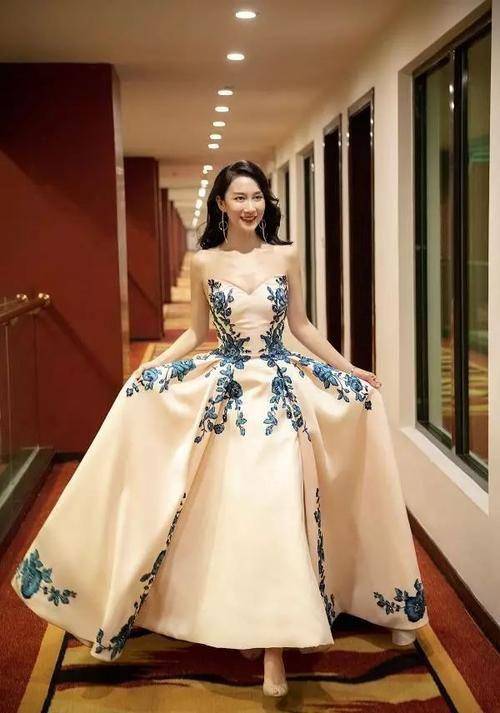 黑色|温峥嵘美出新高度，穿一袭黑色西服连衣裙出席活动，高贵优雅大方