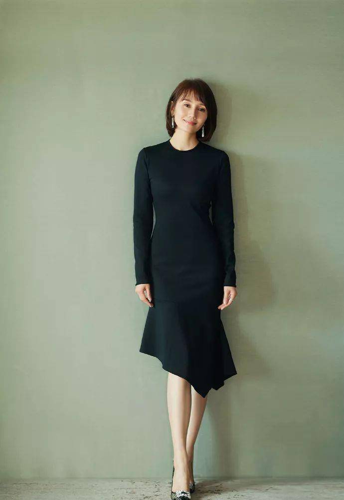 颜色|四五十岁的女人想穿出高雅气质?素色穿搭才是正解,气质秒变高级