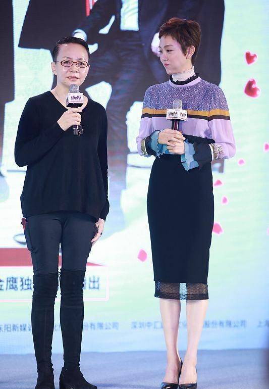 身材|宋丹丹夫妇罕见同框，手牵手街头腻歪变小女人，继女太像三婚老公