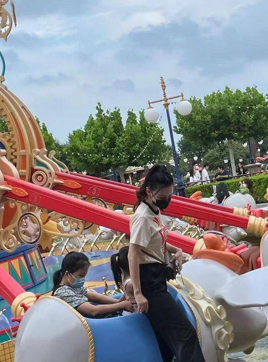 女儿|张萌携女儿出游被偶遇！3岁女儿罕见曝光，黝黑肤色太像爸爸