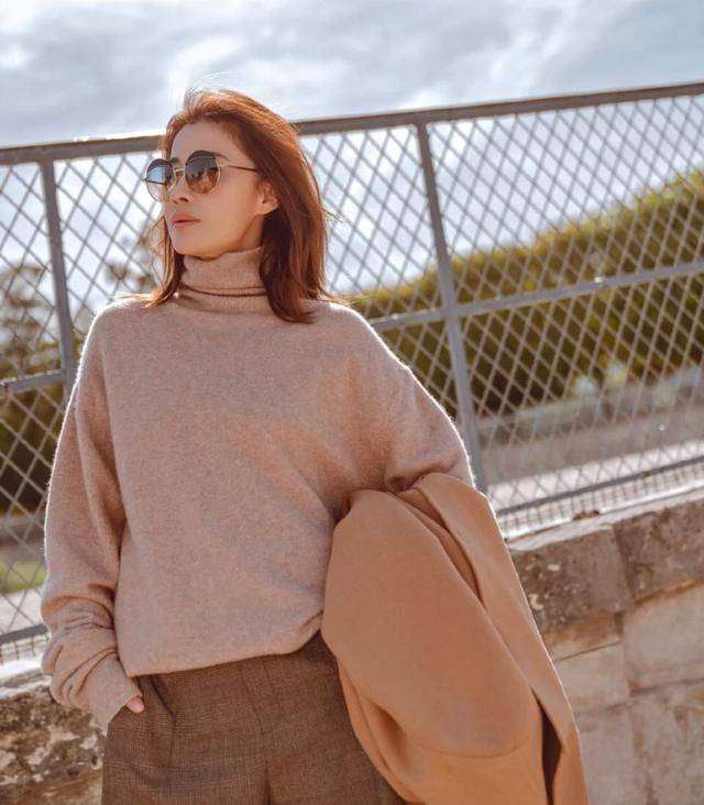 色相|梅婷将V领连衣裙穿火了,时尚优雅,年龄再大也能穿出“少女感”