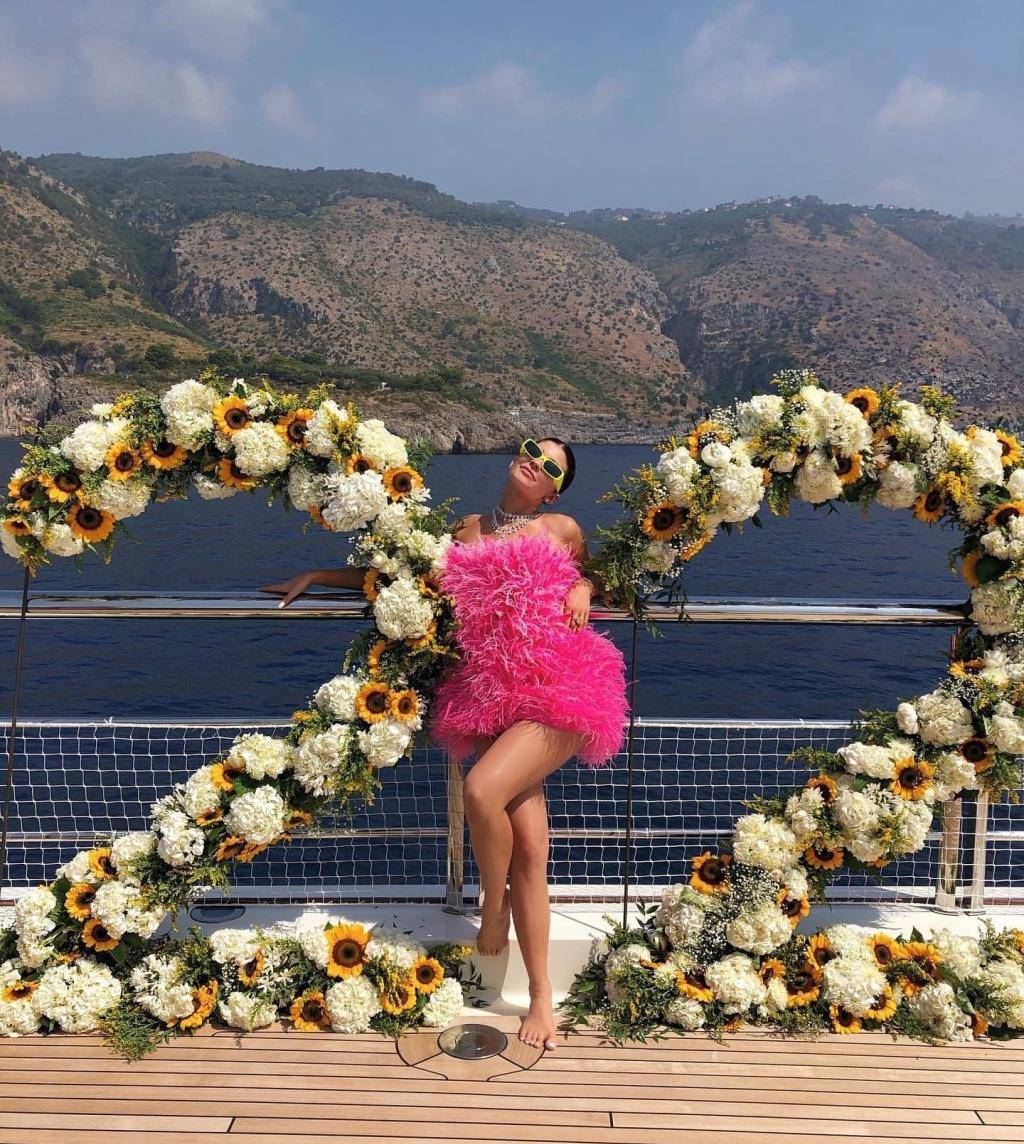 身材|金小妹22岁生日狂换装，束腰印花裙演绎法式宫廷风，狂炫名品身材