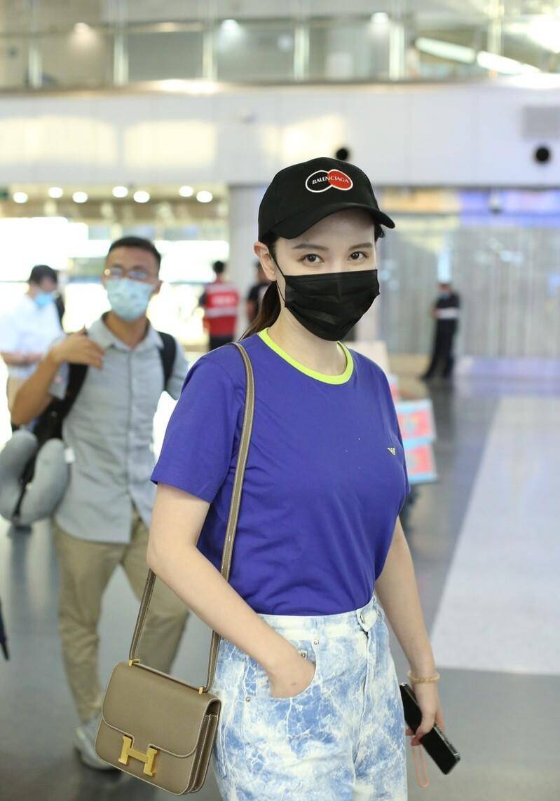 黑色|张萌这次穿得够年轻了,但还是满满的阔太感,包包和鞋子实在抢眼