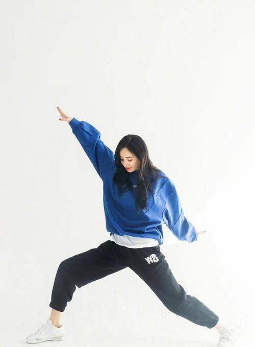 毛衣|女明星换了件卫衣+运动裤，就像个18岁的学生了，甜美又时尚