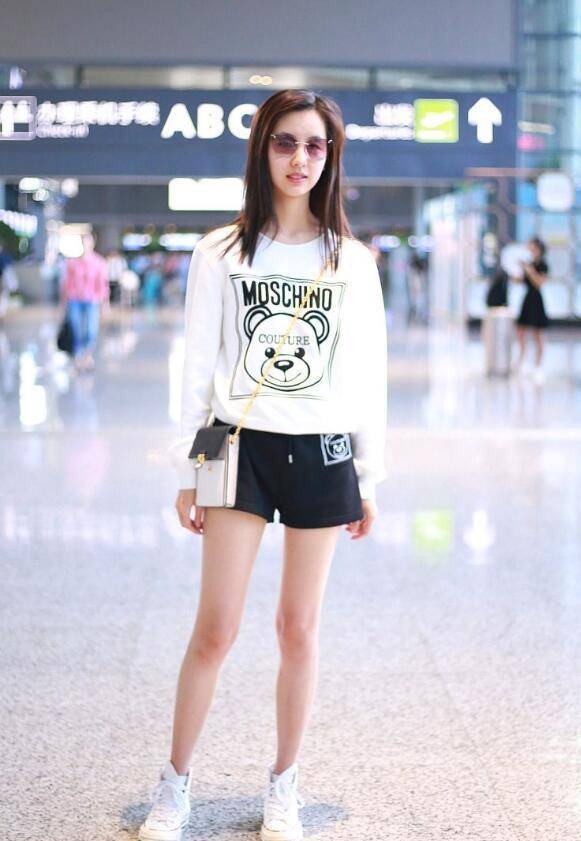 青春片|陈都灵穿热裤秀大长腿,搭配灰色墨镜,尽显“土味”穿搭