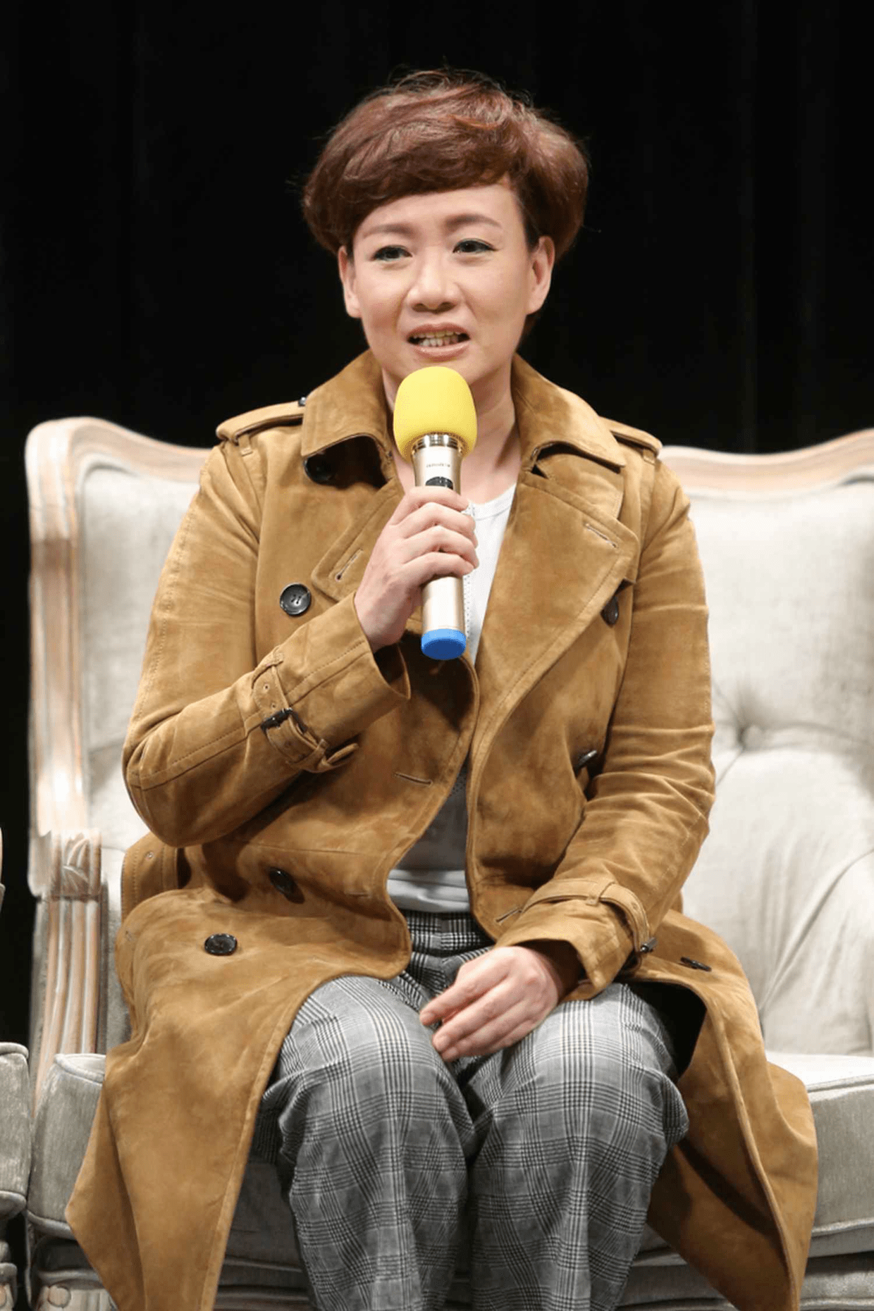 身材|商天娥穿出了“微胖美精髓”,深蓝色亮片连衣裙端庄稳重,真贵气