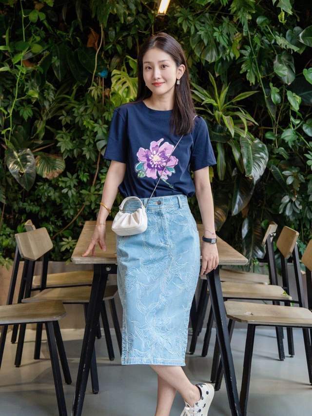 配饰|想变成“商圈精英”的女神，试一试西服搭配波点连衣裙，高贵大气