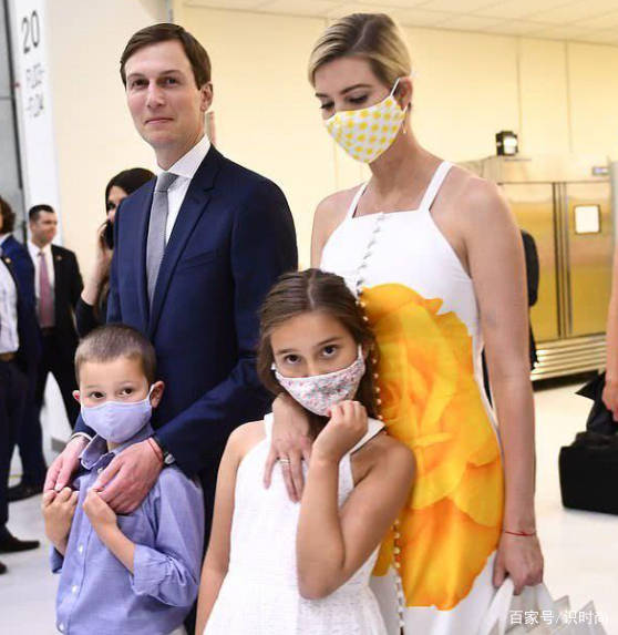 老公|伊万卡一家四口现身机场,苗条身材媲美超模,一旁的老公高大帅气